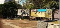 Escultura "Lousa", de José Resende. na Pça da Sé serve de varal para moradores de rua.