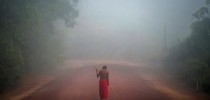 O chefe tribal Tzako Waiapi anda pelo nevoeiro na aldeia Manilha na reserva indígena de Waiapi no estado do Amapá, Brasil. Tribos indígenas que nunca foram contatadas são raras na Amazônia e há muito debate sobre fazer ou não contato com as que ainda restam.(foto de Apu Gomes, AFP/Getty Images)