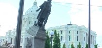 Estátua de Cristovão Colombo sendo derrubada nos EUA.