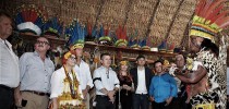 Ministra Tereza Cristina, da Agricultura, ladeada pelo Secretário de Assuntos Fundiários Nabhan Garcia e pelo Ministro do Meio Ambiente Ricardo Salles, em visita a uma aldeia indígena
Por Antonio Fernando Pinheiro Pedro