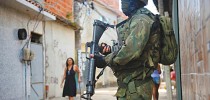 Forças Armadas fazem patrulhamento de favelas do Rio ( FOTO: AG. BRASIL )