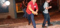 Petistas jogam ovos em jornalistas (Foto: Nilton Fukuda/Estadao)