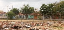lixao-fica-proximo-ao-campo-de-futebol-297929