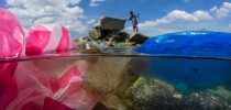No dia internacional sem sacolas plásticas (03/07), um novo problema aparece: máscaras e luvas descartáveis estão pipocando em praias e mares. (Foto de Randy Olson/NationalGeographic)