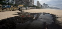Água suja acumula lixo e polui areia da Praia de São Conrado, na Zona Sul do Rio (Foto: Marcia Foletto/Ag. O Globo)