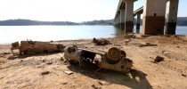 Represa Atibainha, em Nazaré Paulista, cemitério de carros desovados emerge da seca.