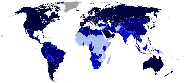 IDH no mundo - mapa de 2018 - ano-base 2017: em preto 0.800-1.0 (muito alto); em azul-escuro 0.700 - 0.799 (alto); azulão 0.555 - 0.699 (médio); azul-claro 0.350 - 0.554 (baixo); cinza - sem dados