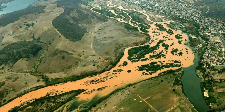RIBEIRINHOS ESPERAM SOLUÇÕES PARA DANOS A SAÚDE E ECONOMIA DA REGIÃO DO RIO DOCE