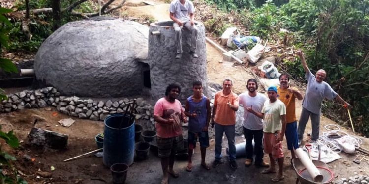 GOVERNOS NÃO RESOLVEM DESTINO DO LIXO E COMUNIDADES ENCONTRAM SOLUÇÃO EM BIODIGESTOR