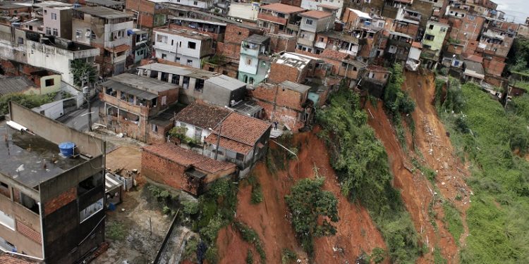 ÁREAS DE RISCO: CONVIVER OU ELIMINAR?