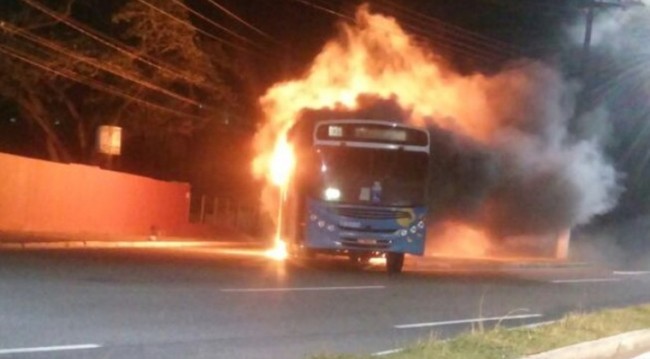 onibus incendiado em Vitória - ES