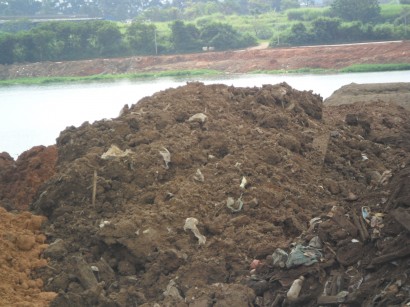 Material depositado nas margens da lagoa - lixo