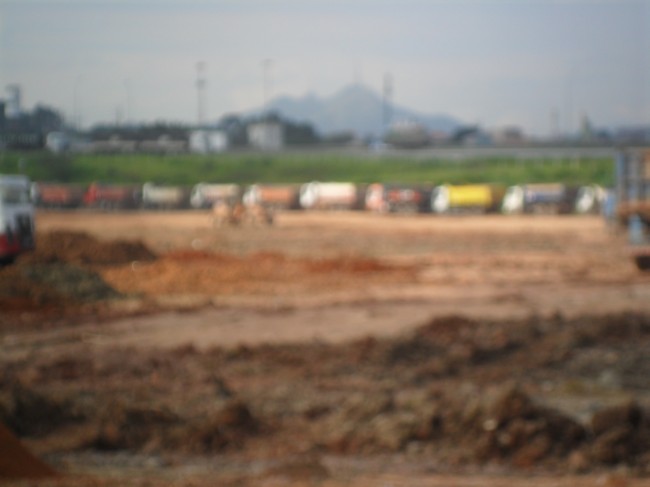 Fila de Caminhões para despejo de resíduos na Lagoa