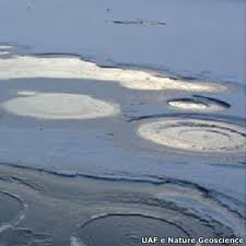 Bolhas de metano afloram na superfície do permafrost, no ártico