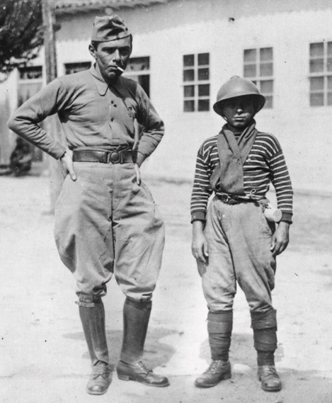 Guilherme de Almeida, à esquerda,  como voluntário da Revolução de 1932