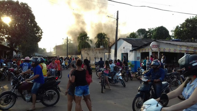 População revoltada ateia fogo ás sedes do IBAMA e ICMBio em Humaitá - AM