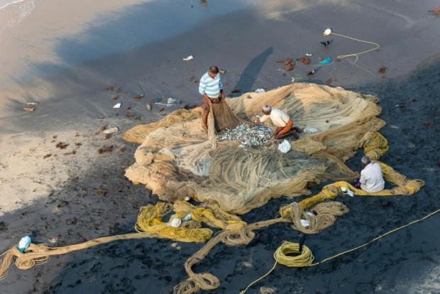 Pescadores inspecionam suas redes em Varkala, Kerala.- FOTO DE FRANK BIENEWALD, GETTY IMAGES