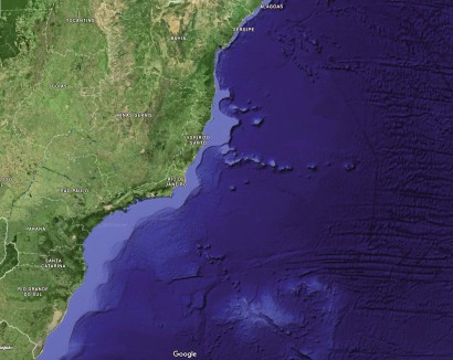 Potencial para expansão: larga na porção centro-sul da costa brasileira, a plataforma continental (em azul claro) se estreita da Bahia para o norte(Google Maps) 