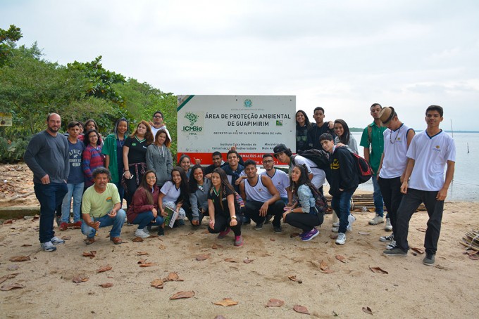 Grupo de estudantes posa em frente à placa da APA de Guapimirim. (Foto: Gian Cornachini)