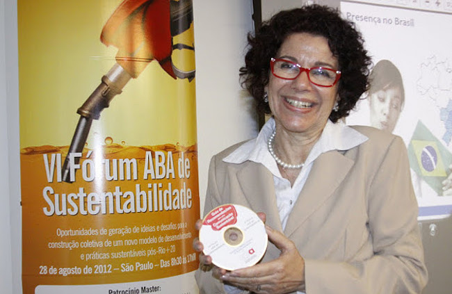 Nadja Sasson Vaz, gerente da ABA, segura o guia que foi distribuído aos participantes do VI Fórum ABA de Sustentabilidade