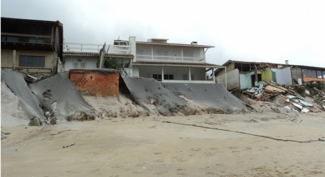 Ressacas intensas estão se tornando cada vez mais comuns no Brasil: elas atingem diversas regiões do País, como a Praia Morro das Pedras, em Florianópolis (Crédito foto: Mirela Serafim, 2011)...