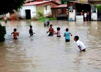 CONTATO COM ENCHENTES PODE PROVOCAR UMA SÉRIE DE DOENÇAS