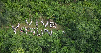 Ativistas formam frase em clareira no Parque Yasuní no Equador, centro do debate mundial sobre as REDD+ (Imagem: Reprodução/Internet)