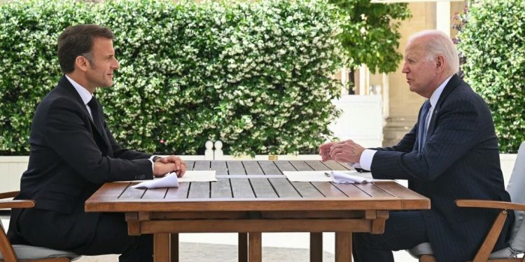 GLOBALISTAS ACUADOS: BIDEN E MACRON ESTIMULAM O CONFLITO E PODEM PROVOCAR UMA GUERRA