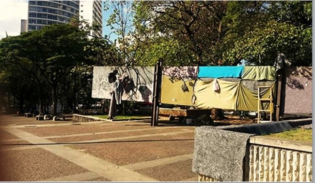 Escultura "Lousa", de José Resende. na Pça da Sé serve de varal para moradores de rua.