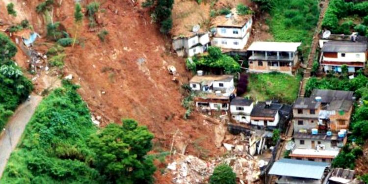 CONSIDERAÇÕES SOBRE EVENTOS EXTREMOS