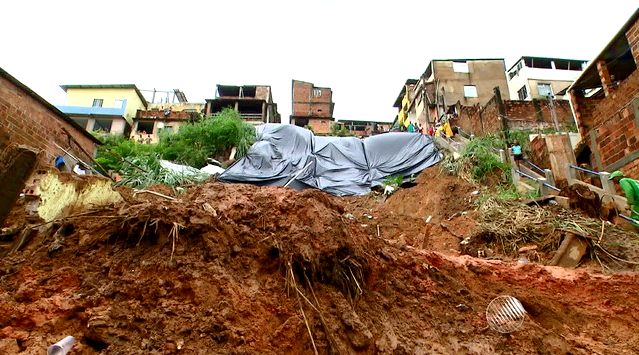 Construções irregulares em áreas de risco continuam a fazer vítimas em Salvador.(Imagem: g1.com)