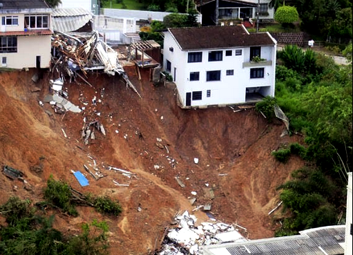Enchentes e deslizamentos em Santa Catarina em 2008 provocaram cerca de 150 mortes (Imagem:épocaglobo.com) 
