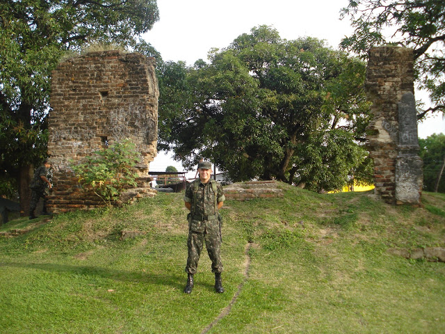 Um soldado, hoje, à frente das ruínas do Arraial Novo Bom Jesus - local da resistência em 1648
