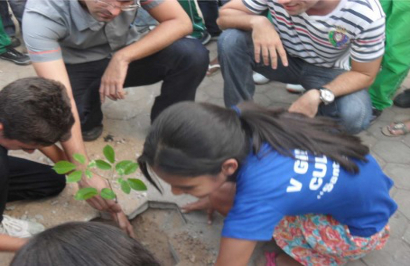 Alunos voluntários receberam treinamento para o plantio e cuidado das mudas de ipê amarelo. (Foto: Prof. Geílson Arruda dos Reis)