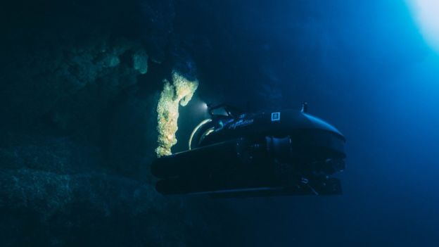 Submarinos observaram estalactites nas profundezas do Buraco Azul