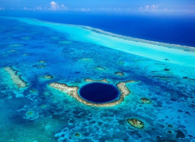 O Buraco Azul de Belize é o maior sumidouro do mundo – um grande buraco formado no desmoronamento do solo