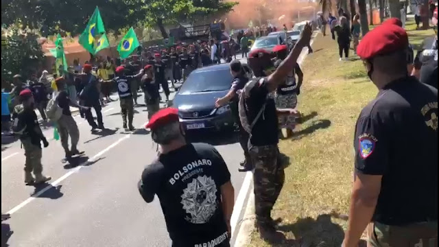 "Brigadas bolsonaristas" - SA de fanfarrões intimidando transeuntes...