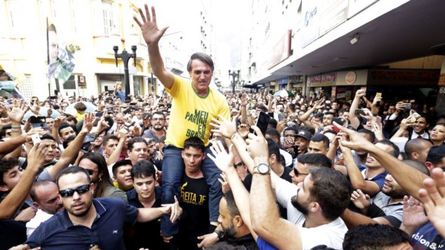 Bolsonaro carregado pela multidão em Juiz de Fora, momentos antes de ser esfaqueado 