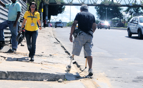 Pessoas com deficiência são as que mais sofrem com as péssimas condições das calçadas.