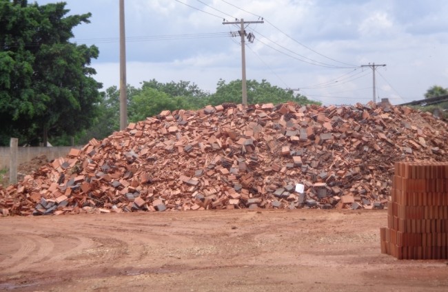 Resíduos de cerâmica vermelha gerados pelas indústrias apresentam condições de utilização na forma de pozolana, tanto na incorporação para a produção do cimento composto quanto na utilização como adição de materiais finos ao concreto autoadensável.(Imagem de divulgação)