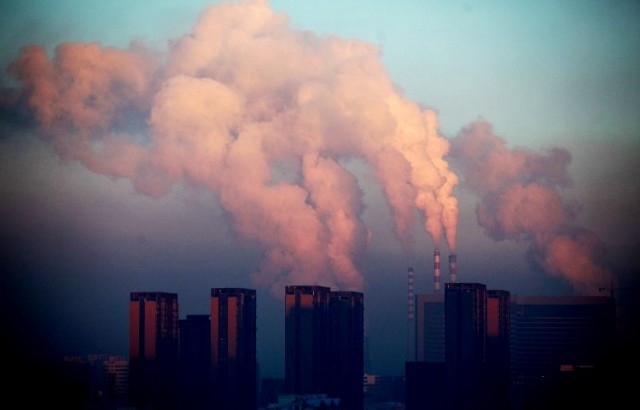 Uma usina térmica liberando densa fumaça no ar de Changchun, na província de Jilin, no Nordeste da China, em 22 de janeiro de 2013 (AFP/Getty Images) 