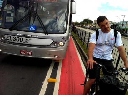 Flagrante de desrespeito às ciclofaixas.