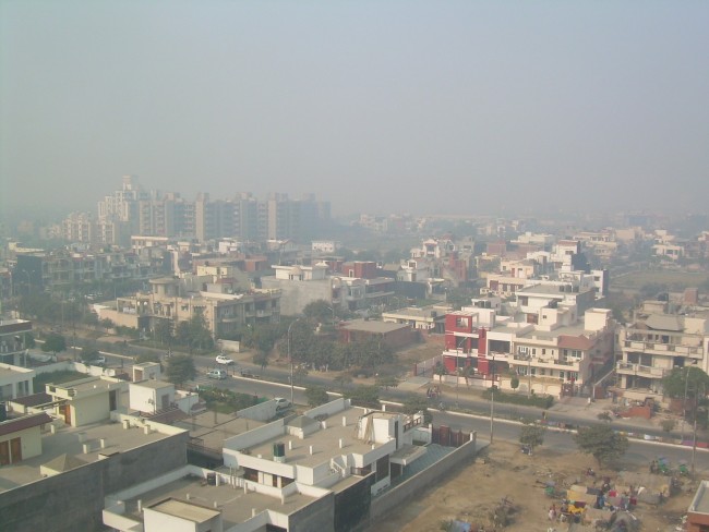 Nova Delhi, capital da Índia, sob uma nuvem de poluição (foto: WikimediaCommons)