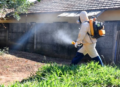 Nebulização do veneno no combate ao mosquito da dengue.