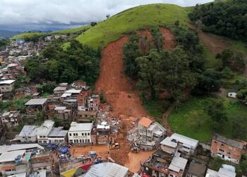 PAREM DE DEBITAR AO AQUECIMENTO GLOBAL A CULPA SOBRE AS TRAGÉDIAS EM ÁREAS DE RISCO