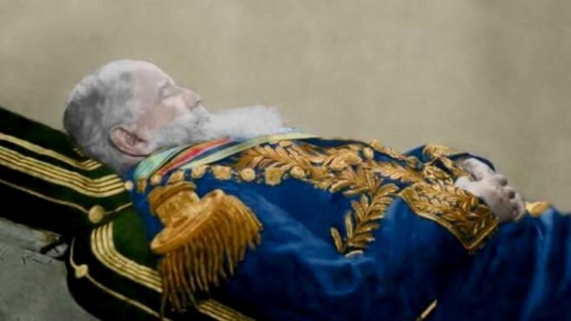 D. Pedro II, em sua última fotografia, tirada já morto por Paul Nadar, podemos observar o soberano já bastante envelhecido, apesar de seus 66 anos.