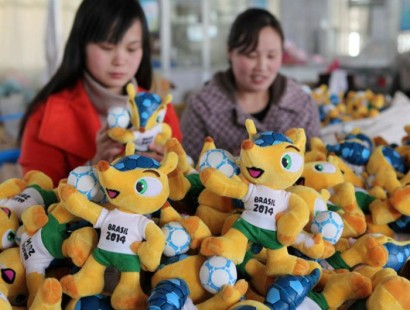 Bonecos do mascote da Copa, sendo confeccionados na China.