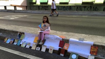 Giovanna Zambaldi Pampolin entre cartazes e livros, em São Paulo. Foto: Paulo Henrique Pampolin 