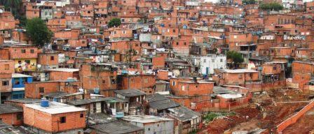 Periferias de grandes cidades brasileiras: oceanos de auto-construções em bloco-laje . A própria população mais pobre criando e elegendo a tecnologia que lhe torna possível ter sua casa própria