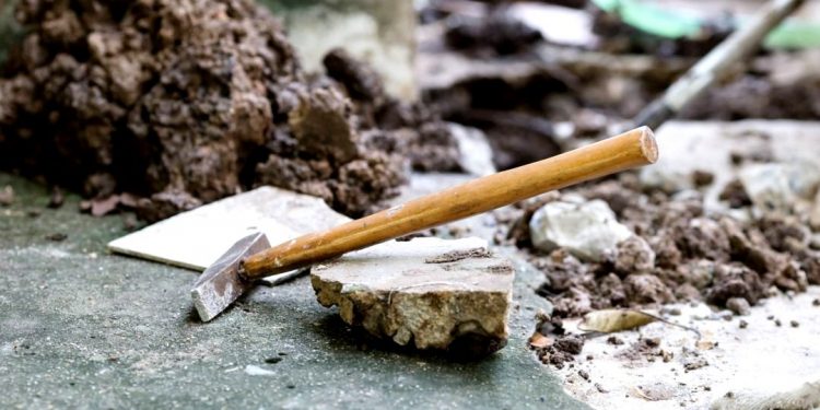 OLHE À SUA VOLTA, HÁ UM GEÓLOGO POR AÍ